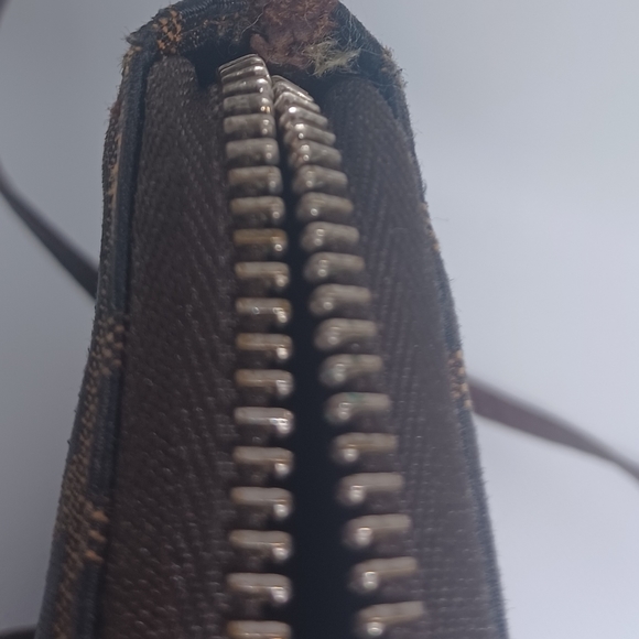 Authentic FENDI Vintage Zucca Pattern Short Wallet with Crossbody strap - Picture 10 of 15